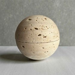 Unik Hndlavet Travertin Kugle med Guldskl