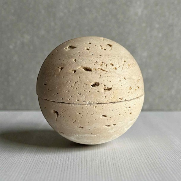 Unik Hndlavet Travertin Kugle med Guldskl