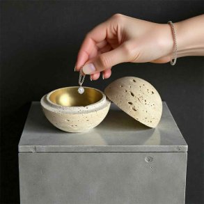 Unik Hndlavet Travertin Kugle med Guldskl